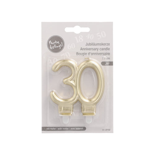 Die PAPSTAR Jubiläumskerzen mit Halter 7 cm "30" von PAPSTAR GmbH ist eine goldfarbene Jubiläumskerze in Form der Zahl 30, verpackt mit einem Halter und mehrsprachig beschriftet für Feierlichkeiten.