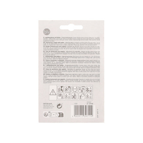 Die Rückseite der PAPSTAR Jubiläumskerzen mit Halter 7 cm "30" von PAPSTAR GmbH ist mit mehrsprachigem Text, Sicherheits- und Recyclingsymbolen, einem Barcode, einer Aufhängelasche am oberen Rand und einem großflächigen Kleindruck versehen.