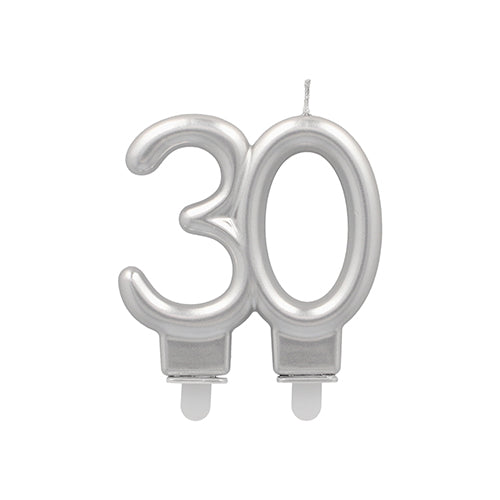 Die PAPSTAR Jubiläumskerzen mit Halter "30" ist eine 7 cm große silberfarbene Kerze in Form der Zahl 30, mit zwei weißen Kunststoffsockeln für Stabilität und einem Docht an der Spitze. Marke: PAPSTAR GmbH.