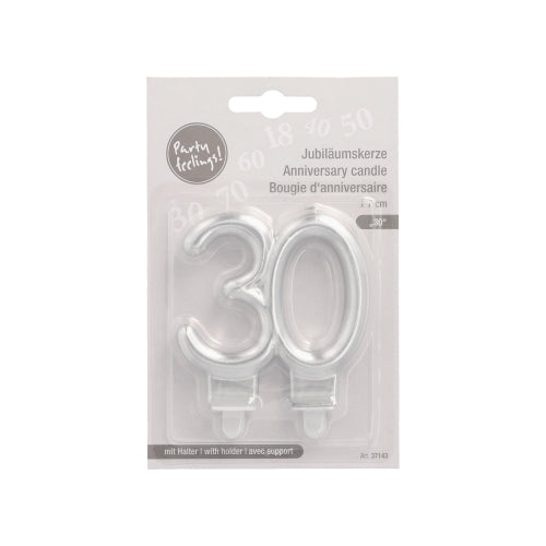 Die PAPSTAR Jubiläumskerzen mit Halter 7 cm "30" von der PAPSTAR GmbH sind silberne Zahlenkerzen in Form der Zahl 30, ideal für Geburtstage oder Jubiläen, mit mehrsprachiger Verpackung.