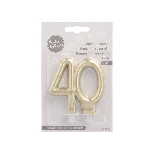 Die PAPSTAR Jubiläumskerzen mit Halter 7 cm "40" von PAPSTAR GmbH ist eine goldfarbene Jubiläumskerze mit der Nummer 40 in einer mehrsprachigen Verpackung mit klarer Kunststofffront.