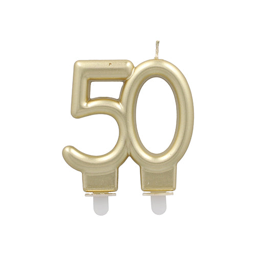Die PAPSTAR Jubiläumskerzen mit Halter 7 cm "50" von PAPSTAR GmbH ist eine goldene Kerze in Form der Zahl 50 mit zwei weißen Böden zum einfachen Einstecken in Torten.