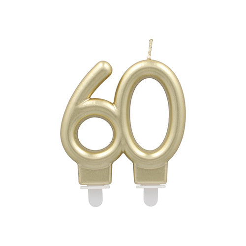 Die PAPSTAR Jubiläumskerzen mit Halter 7 cm "60" von der PAPSTAR GmbH ist eine goldfarbene Geburtstagskerze mit der Nummer 60 und zwei Spitzendochten, die vor einem weißen Hintergrund steht.