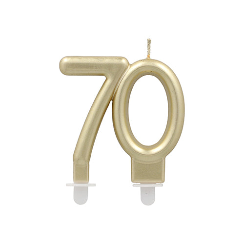 Die PAPSTAR GmbH Jubiläumskerzen mit Halter 7 cm "70" ist eine goldene Kerze in Form der Zahl 70, mit einem Docht oben und zwei Kunststoffhaltern unten zum Aufstellen der Torte. Das Produkt steht vor einem weißen Hintergrund.