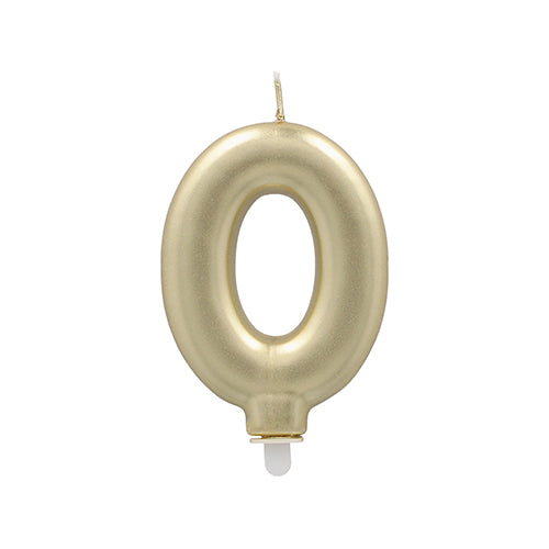 Die PAPSTAR Zahlenkerze mit Halter 7 cm "0" von PAPSTAR GmbH ist eine goldene Zahlenkerze mit einem Docht an der Spitze und einem kleinen weißen Sockel.