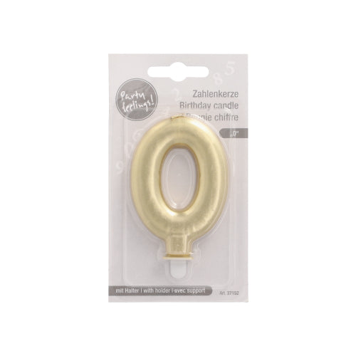 Die PAPSTAR Zahlenkerze mit Halter 7 cm "0" von PAPSTAR GmbH ist eine goldfarbene Null-Geburtstagskerze, verpackt in klarem Kunststoff auf hellgrauem Karton mit mehrsprachigem Text.
