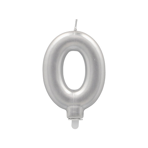 Die PAPSTAR GmbH Zahlenkerze mit Halter 7 cm "0" ist eine metallisch-silberne Zahlenkerze mit einem unbeleuchteten Docht an der Spitze und einem kleinen weißen Sockel.