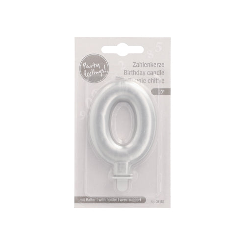Die PAPSTAR Zahlenkerze mit Halter 7 cm "0" von PAPSTAR GmbH ist eine verpackte silberne Null-Geburtstagskerze mit Halter, abgebildet vor einem hellen Hintergrund. Die Verpackung ist mit einem mehrsprachigen Text versehen.