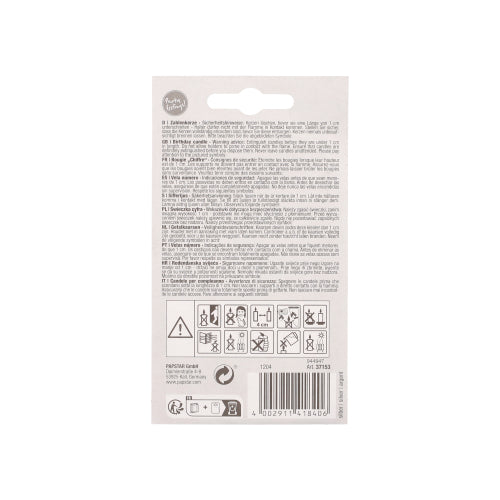 Auf der Rückseite der PAPSTAR Zahlenkerze mit Halter 7 cm "0" von PAPSTAR GmbH befinden sich Sicherheitssymbole, mehrsprachige Hinweise in Kleingedrucktem, ein Barcode, Recycling-Symbole und ein Aufhängeschlitz.