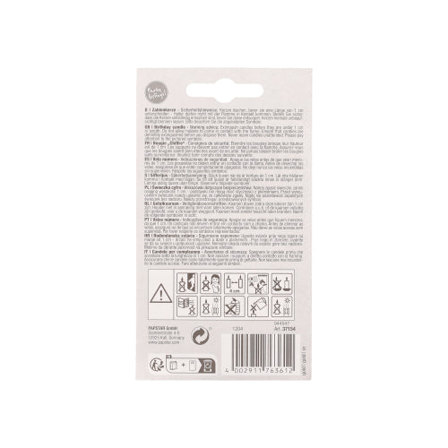Die PAPSTAR Zahlenkerze mit Halter 7 cm "1" der PAPSTAR GmbH ist mit einer mehrsprachigen Anleitung, Warnsymbolen, einem Barcode, Recyclingsymbolen und Herstellerangaben auf weißem Hintergrund versehen.