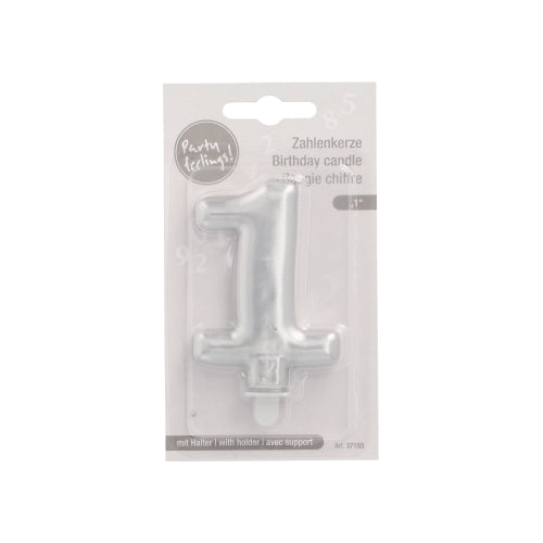 Die PAPSTAR GmbH Zahlenkerze mit Halter 7 cm "1" ist eine silberne Geburtstagskerze in mehrsprachiger Kunststoffverpackung, die mit einem Halter versehen ist und die Kerze deutlich in der Mitte zeigt.