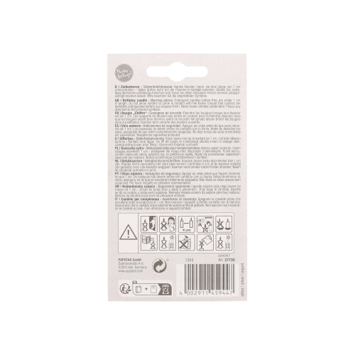 Das Bild zeigt die Rückseite einer PAPSTAR Zahlenkerze mit Halter 7 cm "1"-Verpackung der PAPSTAR GmbH mit klein gedruckten Hinweisen in mehreren Sprachen, schwarz-weißen Sicherheitssymbolen am Boden und einem Barcode in der rechten unteren Ecke.