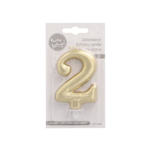 Die PAPSTAR Zahlenkerze mit Halter 7 cm "2" von PAPSTAR GmbH ist eine goldene Geburtstagskerze mit der Nummer 2, verpackt in einem Display aus klarem Kunststoff und Karton mit mehrsprachiger Beschriftung.