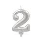 Die PAPSTAR GmbH Zahlenkerze mit Halter 7 cm "silber" ist eine metallisch-silberne Geburtstagskerze in Form der Zahl 2, mit weißem Docht und Halter - perfekt, um jedem Anlass eine festliche Note zu verleihen.