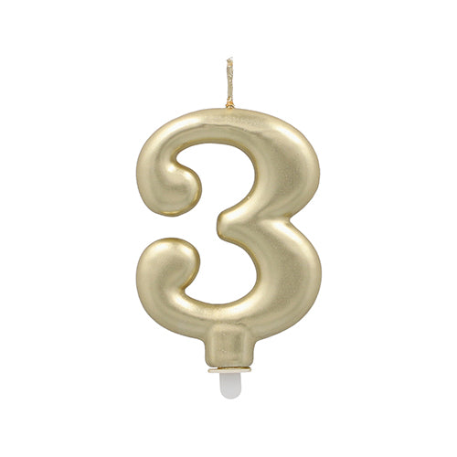 Die PAPSTAR Zahlenkerze mit Halter 7 cm "3" der PAPSTAR GmbH ist eine goldfarbene Geburtstagskerze in Form der Zahl Drei mit sichtbarem Docht an der Spitze und weißem Sockelhalter.