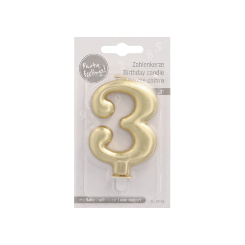 Die PAPSTAR Zahlenkerze mit Halter 7 cm "3" der PAPSTAR GmbH ist eine goldfarbene Geburtstagskerze mit der Zahl 3 in einer Kunststoffverpackung mit mehrsprachigem Text und einer Aufhängelasche zum Aufstellen.