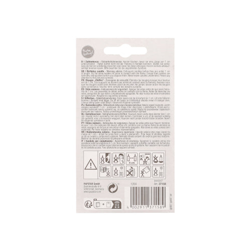 Die Rückseite der PAPSTAR Zahlenkerze mit Halter 7 cm "3" von PAPSTAR GmbH zeigt Sicherheitshinweise, mehrsprachige Anweisungen, Vorsichts-Symbole, einen Barcode, ein Recycling-Symbol und einen kleinen schwarzen Text auf weißem Hintergrund.