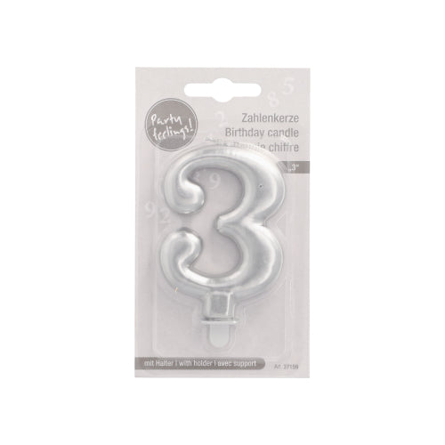 Die PAPSTAR Zahlenkerze mit Halter 7 cm "3" von PAPSTAR GmbH ist eine silberne Geburtstagskerze mit der Nummer 3, verpackt in klarem Kunststoff auf einer Kartonrückseite mit Produktangaben.