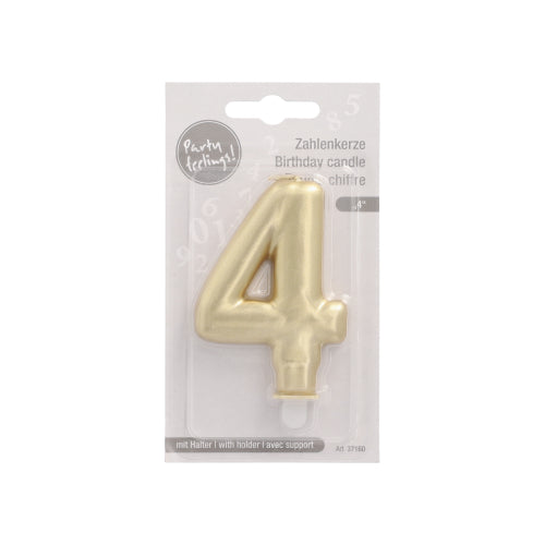 Die PAPSTAR Zahlenkerze mit Halter 7 cm "4" der PAPSTAR GmbH ist eine goldene Geburtstagskerze mit der Nummer 4 in einer Kunststoffverpackung mit klarer Front und einem grauen Etikett in deutscher und englischer Sprache.