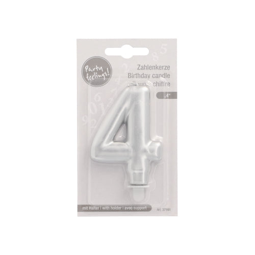 Die PAPSTAR Zahlenkerze mit Halter 7 cm "4" der PAPSTAR GmbH ist eine silberne Geburtstagskerze in einer Verpackung mit deutschem, französischem und englischem Text, einem Kunststoffhalter und einem "Party feeling!"-Aufkleber oben links.