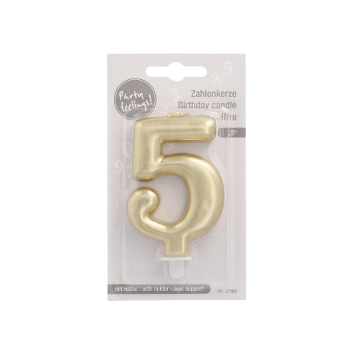 Die PAPSTAR GmbH Zahlenkerze "5" mit Halterung ist eine 7 cm große goldfarbene Geburtstagskerze, verpackt in klarem Kunststoff mit weißer und grauer Kartonrückseite mit der Aufschrift "Party Feeling!" und "Geburtstagskerze".