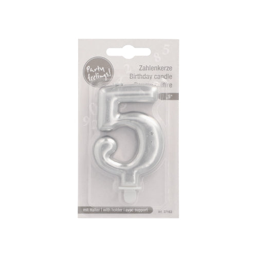 Die PAPSTAR GmbH Zahlenkerze mit Halter 7 cm "5" ist eine verpackte silberne Geburtstagskerze in Form der Zahl 5, deren Verpackung mit "Geburtstagskerze" beschriftet und mit mehrsprachigen Halterinformationen versehen ist.