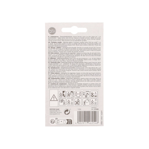 Die Rückseite der PAPSTAR Zahlenkerze mit Halter 7 cm "5" von PAPSTAR GmbH ist mit mehrsprachigem Text, Warn- und Hinweissymbolen, Barcode, Recyclingsymbolen und einem kleinen Aufhängeloch am oberen Rand versehen.