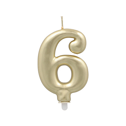 Die PAPSTAR Zahlenkerze mit Halter 7 cm "6" von PAPSTAR GmbH ist eine goldene Geburtstagskerze mit der Nummer 6, einem Docht oben und einem kleinen weißen Halter unten.