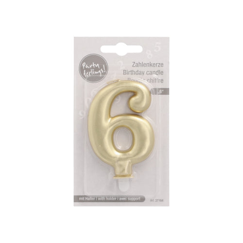 Eine goldene PAPSTAR Zahlenkerze mit Halter 7 cm "6" Geburtstagskerze von PAPSTAR GmbH ist in einer klaren, rechteckigen Verpackung verpackt, die die Kerze im Inneren zeigt.