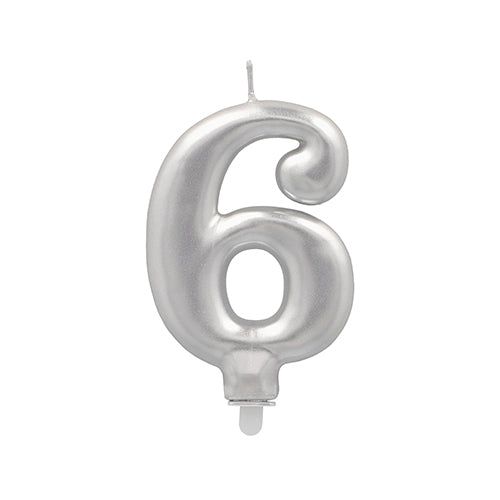 Die PAPSTAR GmbH Zahlenkerze mit Halter 7 cm "6" ist eine silbermetallicfarbene Zahlenkerze mit weißem Sockel, abgebildet auf einem schlichten weißen Hintergrund.