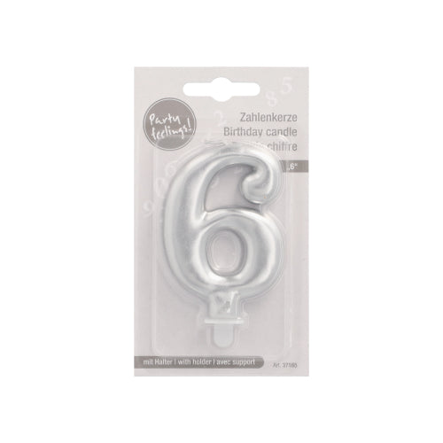 Die PAPSTAR Zahlenkerze mit Halter 7 cm "6" von PAPSTAR GmbH ist eine silberne Geburtstagskerze mit der Nummer 6, verpackt in klarem Kunststoff und Karton, mit mehrsprachigem Text und sichtbarem Halter am Boden.