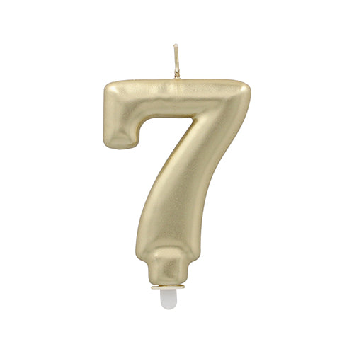 Die PAPSTAR GmbH Zahlenkerze mit Halter 7 cm "7" ist eine goldmetallische Zahlenkerze mit weißem Docht und Sockel.