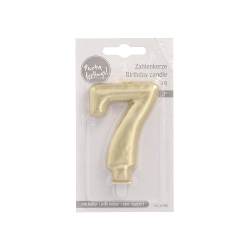 Die PAPSTAR Zahlenkerze mit Halter 7 cm "7" der PAPSTAR GmbH ist eine goldene Geburtstagskerze mit der Nummer 7. Sie ist in klarem Kunststoff verpackt und hat eine grau-weiße Rückseite mit der Aufschrift "Geburtstagskerze" in mehreren Sprachen.
