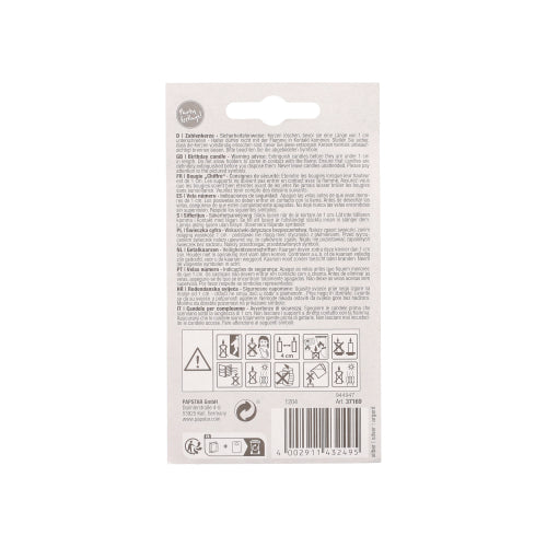 Auf der Rückseite der PAPSTAR Zahlenkerze mit Halter 7 cm "8" von PAPSTAR GmbH befinden sich Hinweise und Warnungen in mehreren Sprachen, Sicherheitssymbole, ein Barcode, ein Recyclingsymbol und Produktdetails.