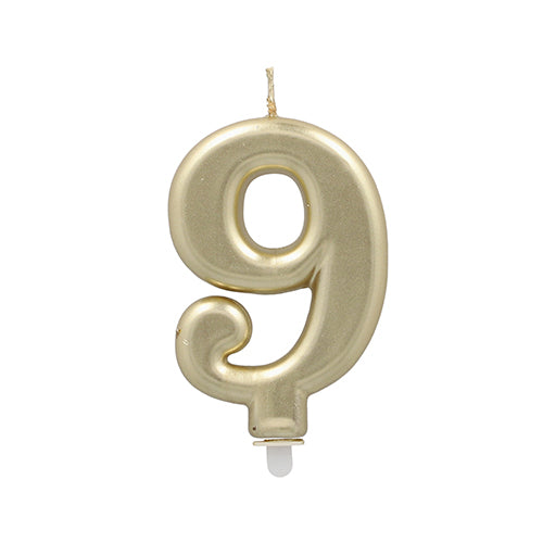 Die PAPSTAR GmbH Zahlenkerze mit Halter 7 cm "9" ist eine goldfarbene Neunerkerze mit Oberdocht und kleinem weißen Sockel.