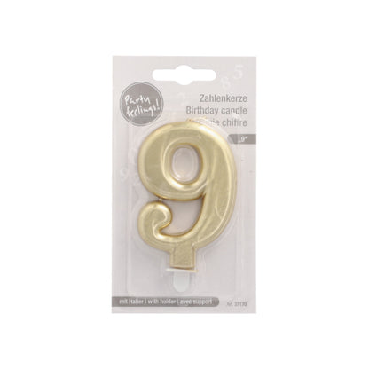 Die PAPSTAR Zahlenkerze mit Halter 7 cm "gold" von PAPSTAR GmbH ist eine goldene Nummer 9 Geburtstagskerze mit Halter, in Kunststoffverpackung und mehrsprachigem Etikett - ideal für die Tortendekoration bei Ihrer nächsten Feier.