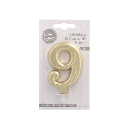 Die PAPSTAR Zahlenkerze mit Halter 7 cm "9" von PAPSTAR GmbH ist eine goldene Geburtstagskerze mit Halter, die aufrecht in Kunststoff verpackt ist und eine grau-weiße Beschriftung mit der Aufschrift "Geburtstagskerze" in mehreren Sprachen trägt.