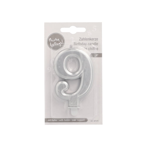 Die PAPSTAR GmbH Zahlenkerze mit Halter 7 cm "9" ist eine silberne Zahlenkerze in klarer Kunststoffverpackung mit weißem Kartonrücken, mehrsprachigem Text und dem Aufkleber "Party feelings!" in der linken oberen Ecke.