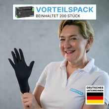 Eine Frau in einem weißen ARNOWA GmbH-Polo zieht ARNOMED NITRIL BLACK 200er Nitrilhandschuhe Schwarz an. Abgebildet ist ein Karton mit der Aufschrift "Einmalhandschuhe 200er", latexfrei, puderfrei, mit Deutschlandflagge und "Vorteilspack: 200 Stück".