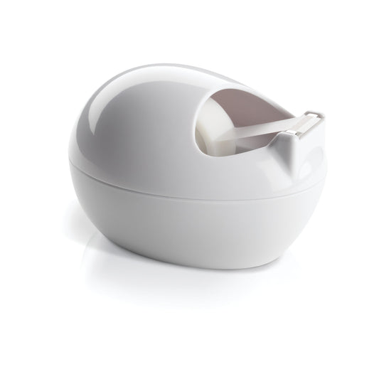 Der Scotch™ Karim Rashid Tischabroller von 3M Deutschland GmbH ist ein weißer, ovaler Klebebandabroller mit einer Klebebandrolle im Inneren, die auf einer reflektierenden, weißen Oberfläche steht.