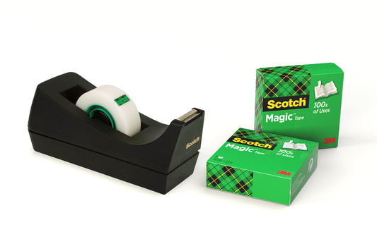 Ein 3M Scotch™ Schreibtisch-Klebebandabroller C38 in Schwarz, mit einer Rolle Scotch® Magic™ Unsichtbares Klebeband (19 mm x 33 m), steht neben zwei Nachfüllpackungen im Grün- und Karo-Design vor weißem Hintergrund.