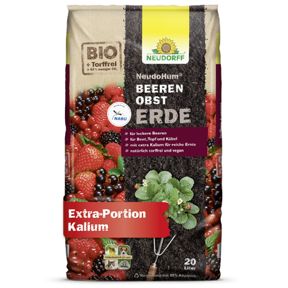 Gezeigt wird ein 20-Liter-Sack NeudoHum BeerenobstErde aus dem Neudorff Shop - ideal für Beeren auf dem Balkon oder in Töpfen. Die bio-zertifizierte Verpackung enthält Erdbeeren, Himbeeren, Brombeeren und Johannisbeeren und enthält zusätzlich Kalium.