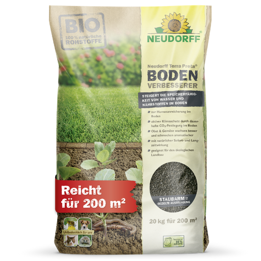 Ein 20-kg-Sack Terra Preta BodenVerbesserer von Neudorff Shop steht aufrecht in einer beigefarbenen Verpackung mit Abbildungen von Gras, Obst, Gemüse, Rosen und fruchtbarem Boden sowie einem roten Etikett mit der Angabe, dass er für 200 m² reicht.