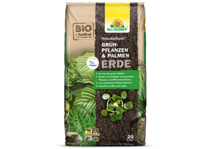 Ein 20-Liter-Sack Neudorff Shop NeudoHum Grünpflanzen- & PalmenErde, der auf der Verpackung mit grünen Blättern und Erde abgebildet ist, ist biologisch, torffrei und bietet eine hervorragende Wasserspeicherung. Der deutsche Text hebt die nachhaltige Zusammensetzung hervor.