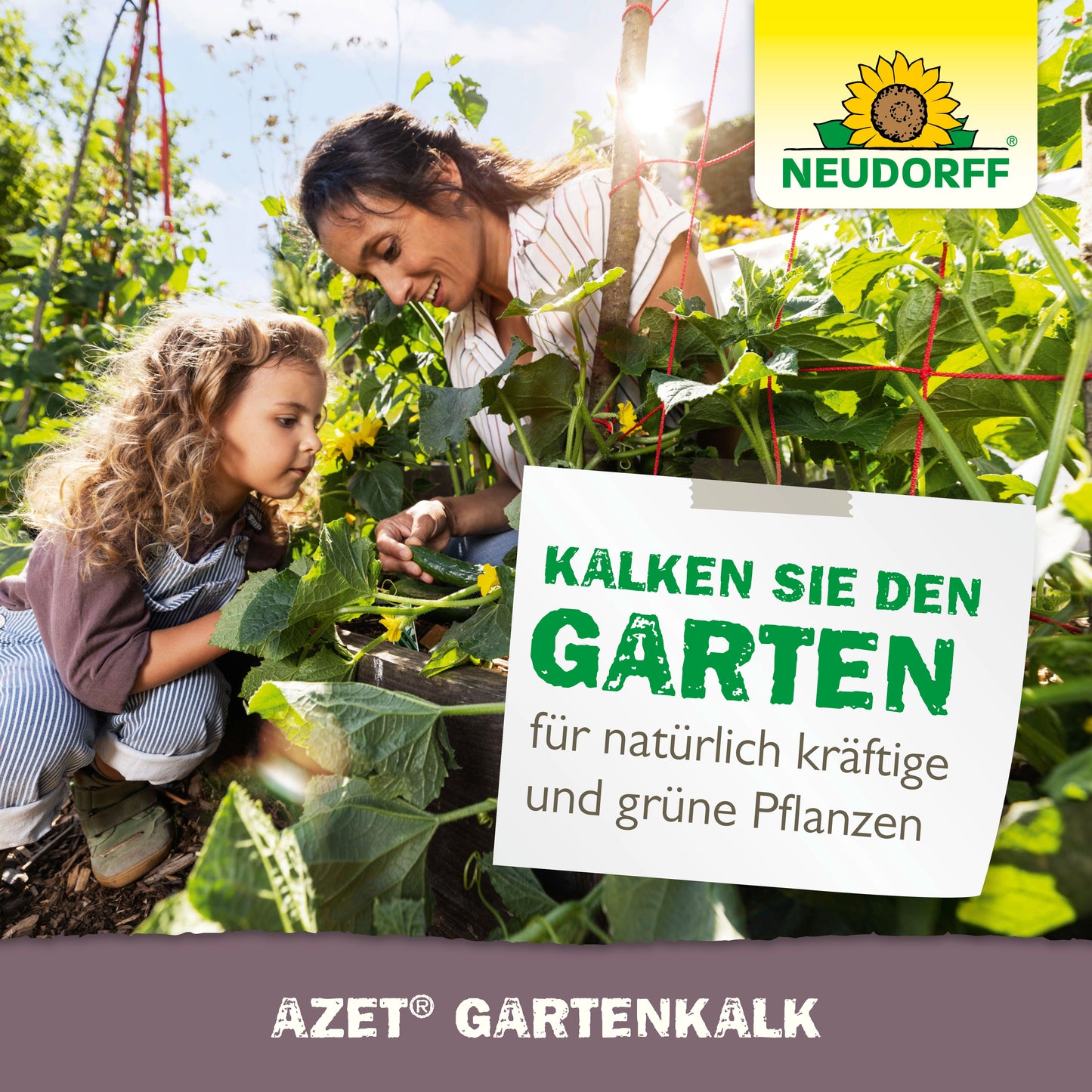 Eine Frau und ein junges Mädchen kümmern sich um Grünpflanzen neben einem Schild mit der Aufschrift "Kalken Sie den Garten für natürlich kräftige und grüne Pflanzen." Der Azet GartenKalk von Neudorff Shop, der in den Logos abgebildet ist, weist auf die Notwendigkeit hin, saure Böden zu kalken.