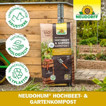 Ein Beutel NeudoHum Hochbeet- & GartenKompost aus dem Neudorff Shop liegt vor einem hölzernen Hochbeet - perfekt als Pflanzsubstrat oder Erdschicht. Icons zeigen, dass es tierfreundlich, natürlich, biologisch und in Biokunststoff verpackt ist.