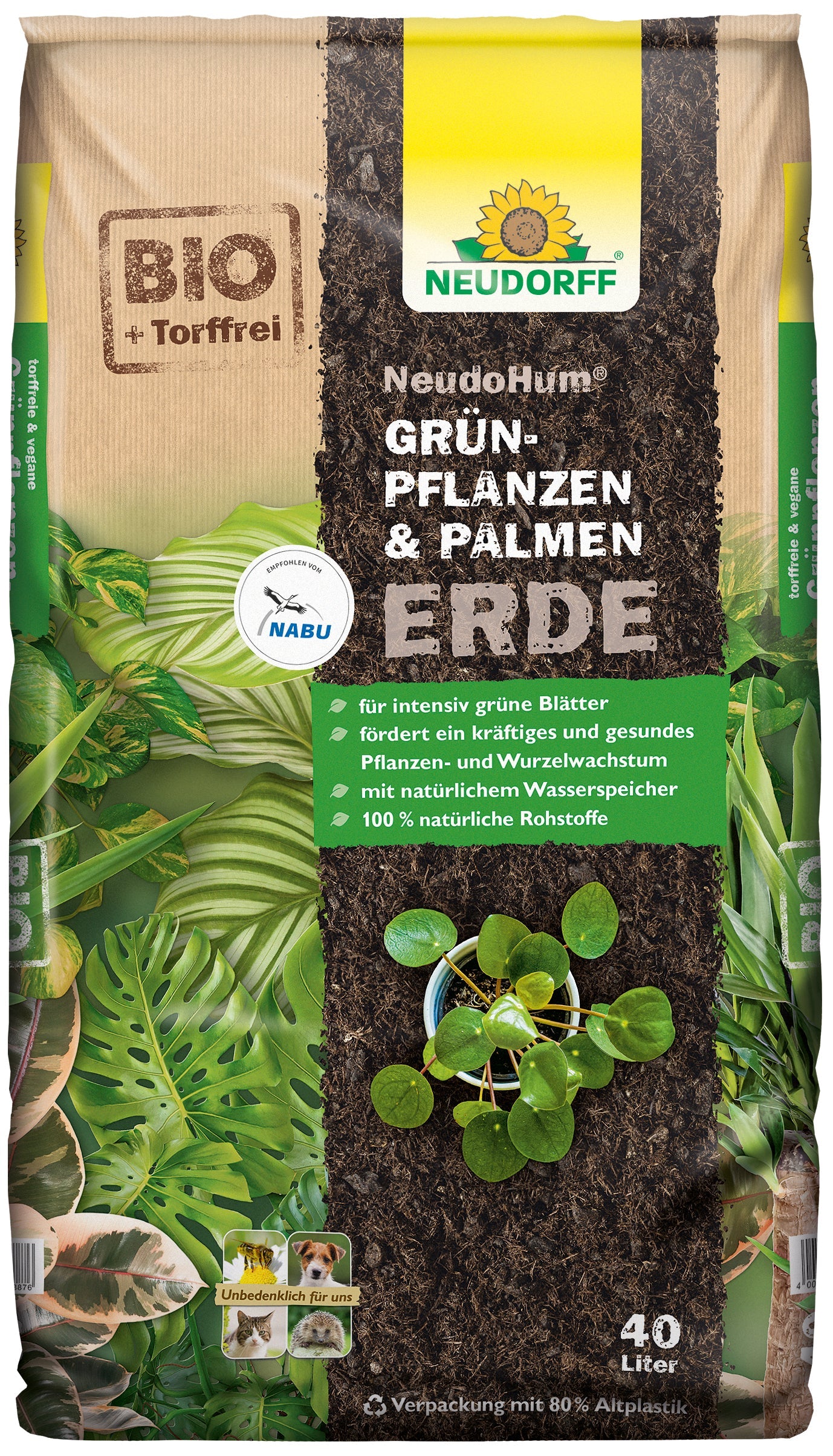 Ein 40-Liter-Sack NeudoHum Grünpflanzen- & PalmenErde von Neudorff Shop, mit einem grün-gelben Etikett mit Pflanzenbildern, ist biologisch, torffrei, hat eine Wasserspeicherkapazität und unterstützt die nachhaltige Pflege von Zimmerpflanzen und Palmen.