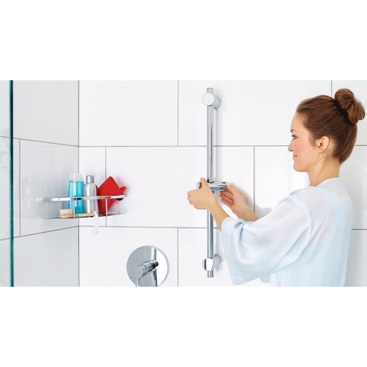 tesa SPAA Duschstange, 70cm, verchromt, inkl. Klebelösung – Anwendung