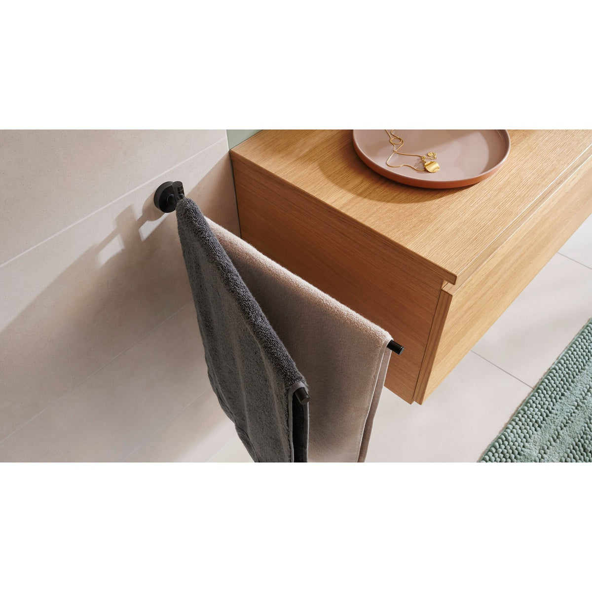tesa MOON BLACK Handtuchhalter 2-armig, schwarz matt, inkl. Klebelösung – Anwendung