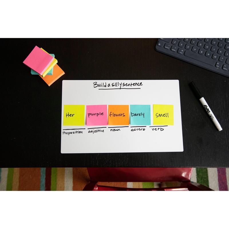 A Post-it® note pad (76mm x 127mm, 100 sheets, 100% PEFC) from 3M Deutschland GmbH lies on a black desk with notes labeled with preposition, adjective, noun, adverb, and verb; also pictured are a marker and a keyboard.